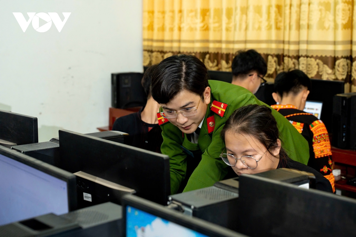 Công an xã "cầm tay chỉ luật" cho trẻ em vùng cao ở Bắc Ninh